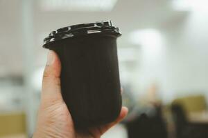 vereist Americano im Hand beim Büro. brauen Espresso und gemischt mit Wasser foto