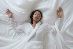 ai generiert friedlich Schlaf - - schön Frau Lügen auf ein Weiß Bett foto