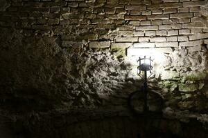 beleuchtet mittelalterlich Schloss Fackel hängend auf ein Stein Wand, Jahrgang Objekte foto