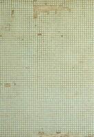 die textur der alten mauer, verziert mit vielen quadratischen kleinen fliesen. Wand im Stil der Architektur der Sowjetunion foto