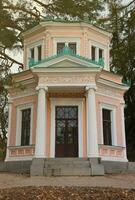 szenisch Aussicht von Rosa Pavillon auf Insel von Anti-Circe im sofiyivka Park, uman foto