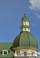 vollendete hochwertige Dachdeckerarbeiten aus Metalldach. Die polyedrische Kuppel mit Turmspitze ist mit grünen Metallfliesen bedeckt foto