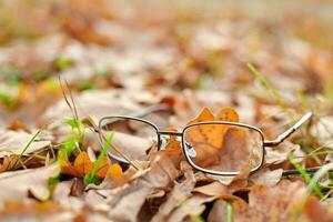 verlorene Brille als Symbol für plötzlichen Sehverlust. foto