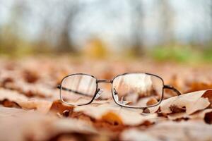 verlorene Brille als Symbol für plötzlichen Sehverlust. foto