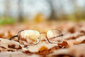 verlorene Brille als Symbol für plötzlichen Sehverlust. foto