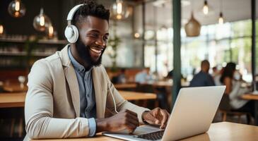 ai generiert ein schwarz Mann mit Kopfhörer Hören zu Musik- auf seine Laptop foto