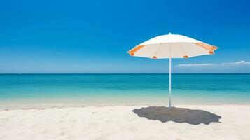 ai generiert einsam Strand Regenschirm Bereitstellung Schatten auf makellos Weiß Sand mit sonnig Küsten Hintergrund und Copyspace zum Text foto