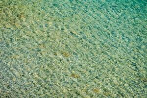 das Wasser ist klar und Blau foto