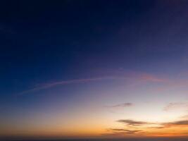 Horizont Panorama und dramatisch Dämmerung Himmel und Wolke Sonnenuntergang Hintergrund. natürlich Himmel Hintergrund Textur, schön Farbe. foto