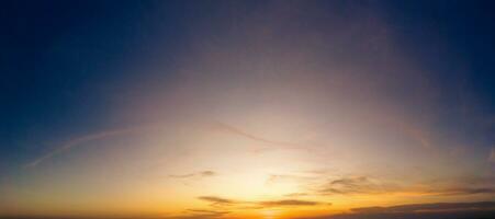 Horizont Panorama und dramatisch Dämmerung Himmel und Wolke Sonnenuntergang Hintergrund. natürlich Himmel Hintergrund Textur, schön Farbe. foto