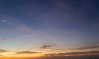 Horizont Panorama und dramatisch Dämmerung Himmel und Wolke Sonnenuntergang Hintergrund. natürlich Himmel Hintergrund Textur, schön Farbe. foto