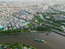 Panorama- Aussicht von Saigon, Vietnam von über beim ho Chi minh Stadt zentral Geschäft Bezirk. Stadtbild und viele Gebäude, lokal Häuser, Brücken, Flüsse foto