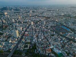 Panorama- Aussicht von Saigon, Vietnam von über beim ho Chi minh Stadt zentral Geschäft Bezirk. Stadtbild und viele Gebäude, lokal Häuser, Brücken, Flüsse foto