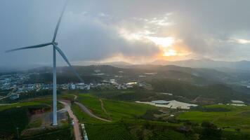 schön Landschaft im das Morgen beim denn dat, da lat Stadt, lam dong Provinz. Wind Leistung auf Tee hügel, Morgen Landschaft auf das Hang von Tee gepflanzt foto