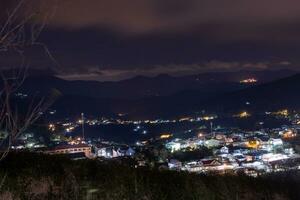 schön Landschaft im das Morgen beim denn dat, da lat Stadt, lam dong Provinz. Wind Leistung auf Tee hügel, Morgen Landschaft auf das Hang von Tee gepflanzt foto