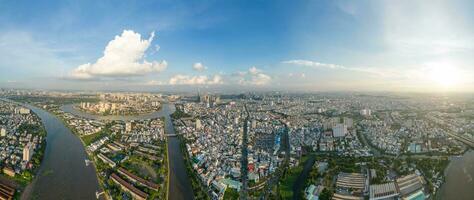 Panorama- Aussicht von Saigon, Vietnam von über beim ho Chi minh Stadt zentral Geschäft Bezirk. Stadtbild und viele Gebäude, lokal Häuser, Brücken, Flüsse foto