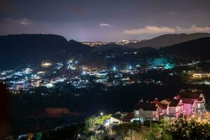 schön Landschaft im das Morgen beim denn dat, da lat Stadt, lam dong Provinz. Wind Leistung auf Tee hügel, Morgen Landschaft auf das Hang von Tee gepflanzt foto