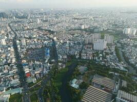 Panorama- Aussicht von Saigon, Vietnam von über beim ho Chi minh Stadt zentral Geschäft Bezirk. Stadtbild und viele Gebäude, lokal Häuser, Brücken, Flüsse foto