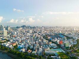 Panorama- Aussicht von Saigon, Vietnam von über beim ho Chi minh Stadt zentral Geschäft Bezirk. Stadtbild und viele Gebäude, lokal Häuser, Brücken, Flüsse foto