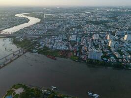 Panorama- Aussicht von Saigon, Vietnam von über beim ho Chi minh Stadt zentral Geschäft Bezirk. Stadtbild und viele Gebäude, lokal Häuser, Brücken, Flüsse foto