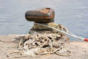 ein Seil und Anker auf das Dock foto