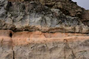 ein Felsen Formation mit viele Löcher und Risse foto