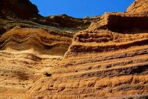 ein groß Felsen Formation mit Orange und Gelb Farben foto