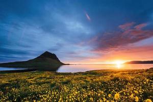 der malerische Sonnenuntergang über Landschaften und Wasserfällen. Kirkjufell-Berg. Island foto