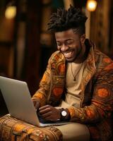 ai generiert jung jung Mann auf ein Laptop während lächelnd foto