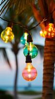 ai generiert Licht Birne Girlande hängend zwischen zwei Palme Bäume auf ein Strand foto