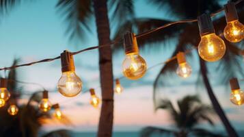 ai generiert Zeichenfolge von Licht Birne Girlanden hängend zwischen zwei Palme Bäume auf ein Strand foto