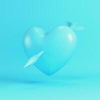 Herz durchbohrt durch Amor Pfeil hell Blau Hintergrund im Pastell- Farben. Minimalismus Konzept foto