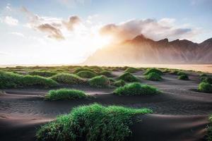 fantastisch westlich der berge und vulkanischen lavasanddünen am strand stokksness, island. bunter Sommermorgen Island, Europa