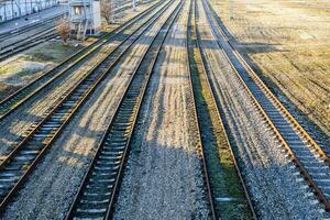 über Aussicht leeren Eisenbahn Spuren auf sonnig Tag foto