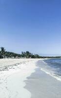 tropisch Karibik Strand Menschen Sonnenschirme Spaß playa del carmen Mexiko. foto