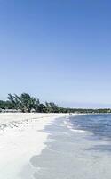 tropisch Karibik Strand Menschen Sonnenschirme Spaß playa del carmen Mexiko. foto