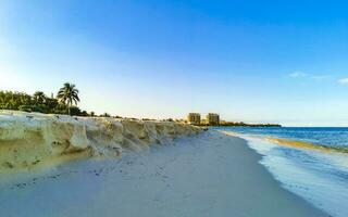 tropischer karibischer strand klares türkisfarbenes wasser playa del carmen mexiko. foto