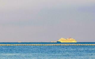 Boote Yachten Schiff Katamaran Steg Strand playa del carmen Mexiko. foto