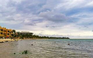 tropisch Karibik Strand Menschen Sonnenschirme Spaß playa del carmen Mexiko. foto