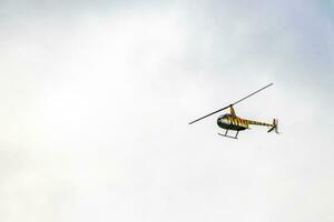 Tourist Hubschrauber fliegt Über das Karibik Meer im Mexiko. foto