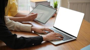 Lehrer bereiten Laptops für die Online-Unterrichtsarbeit für Schüler zu Hause vor. foto