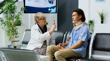 Senior Arzt Prüfung asiatisch geduldig, Überprüfung Auge Vision während Untersuchung Besuch Beratung im Krankenhaus warten Zimmer. verletzt geduldig tragen zervikal Hals Halsband erhalten Medizin Unterstützung foto