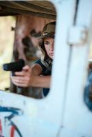ein Mädchen mit ein Pistole im ihr Hand erfährt Militär- Ausbildung und lernt zu schießen. foto
