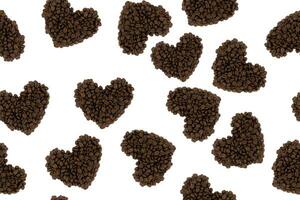 Haufen von geröstet Kaffee Bohnen im ein Herz gestalten isoliert auf Weiß Hintergrund foto