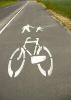 Fußweg und Fahrrad Fahrbahn Zeichen auf das Bürgersteig foto