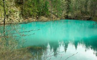 ein schön Türkis See. einer von das vier Berg Seen namens kolorowe jeziorka foto
