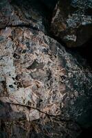 Licht Granit Felsen Textur Konzept Foto. Berg Rau Oberfläche. schließen oben Stein Hintergrund foto