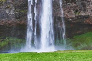 großer Wasserfall skogafoss im Süden von Island in der Nähe der Stadt Skogar. dramatische und malerische Szene foto