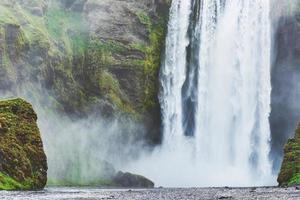 großer Wasserfall skogafoss im Süden von Island in der Nähe der Stadt Skogar. dramatische und malerische Szene foto