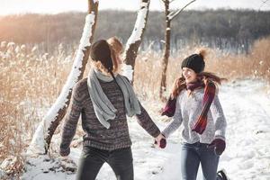 Leute, Jahreszeit, Liebe und Freizeitkonzept - glückliches Paar, das Spaß über Winterhintergrund hat foto